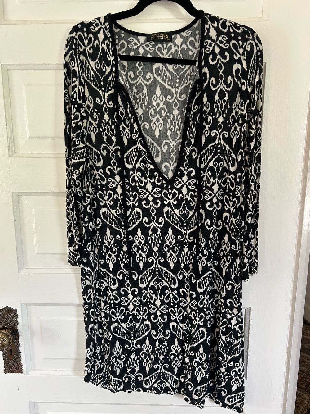 Athena Black & White Printed Long Sleeve V-Neck Swim Coverup. Size Medium